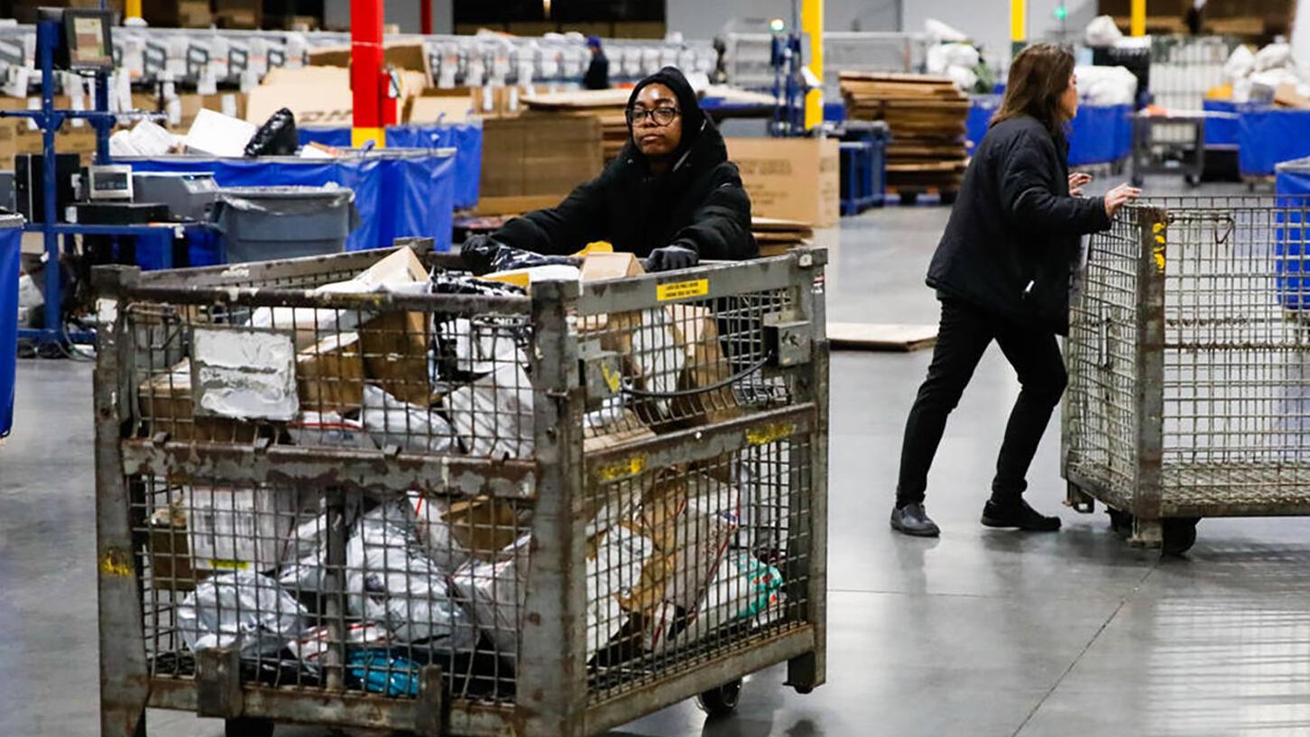 With less than 80 days ‘til Christmas, Postal Service unveils holiday shipping deadlines